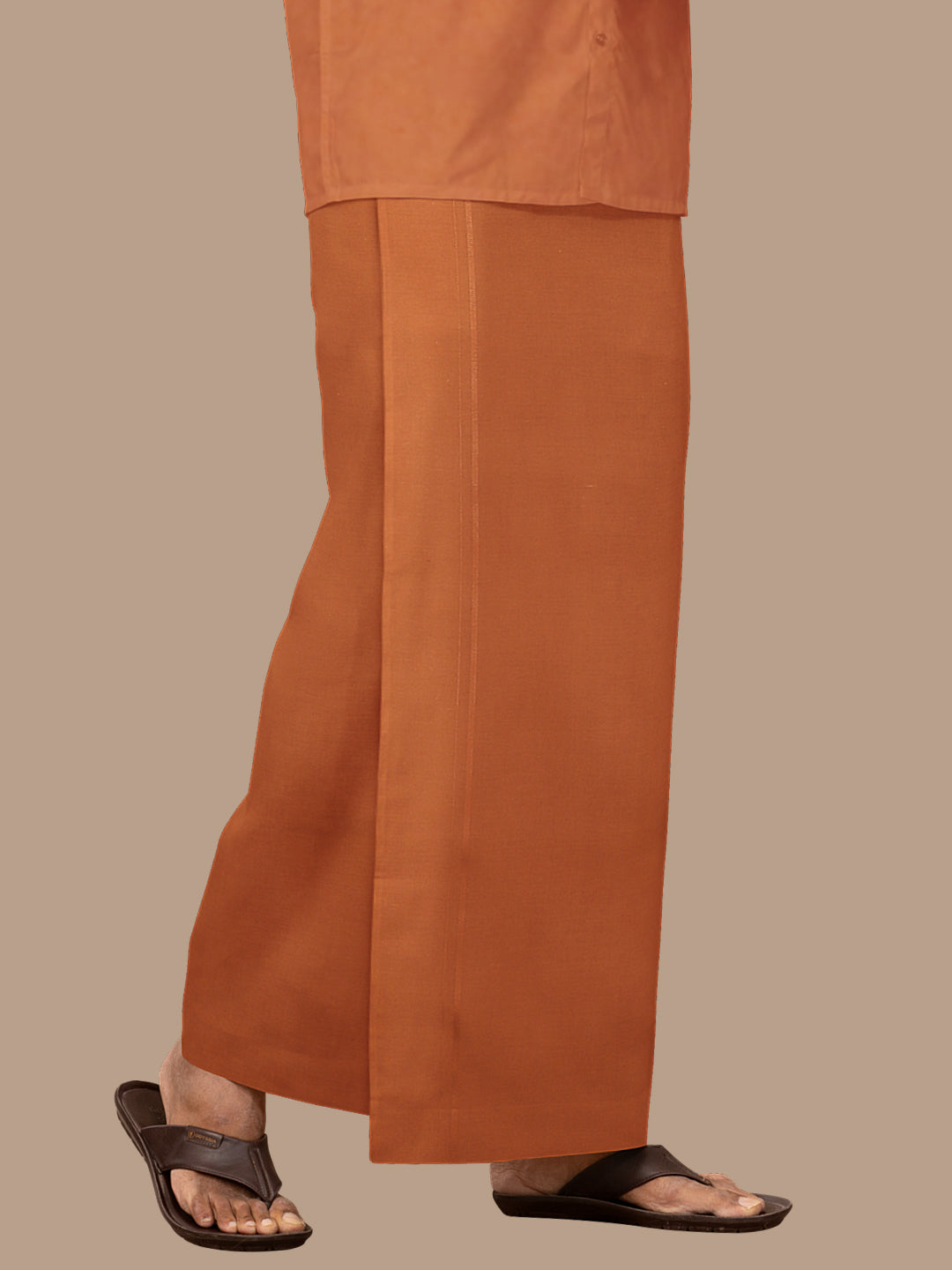 Men 100% Cotton Single Layer Dark Kaavi Dhoti with Assorted Border Poojan Paramas