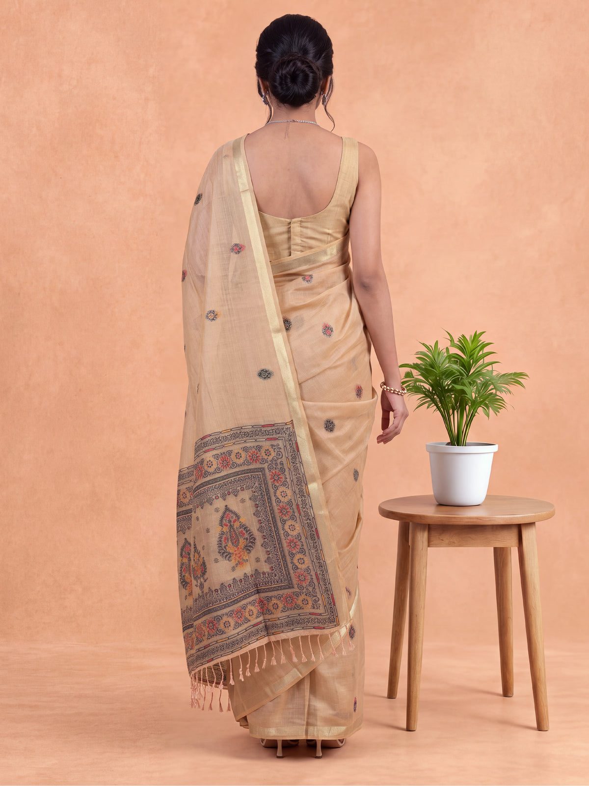 Women Spun Poly Peach Floral Printed Saree SP23