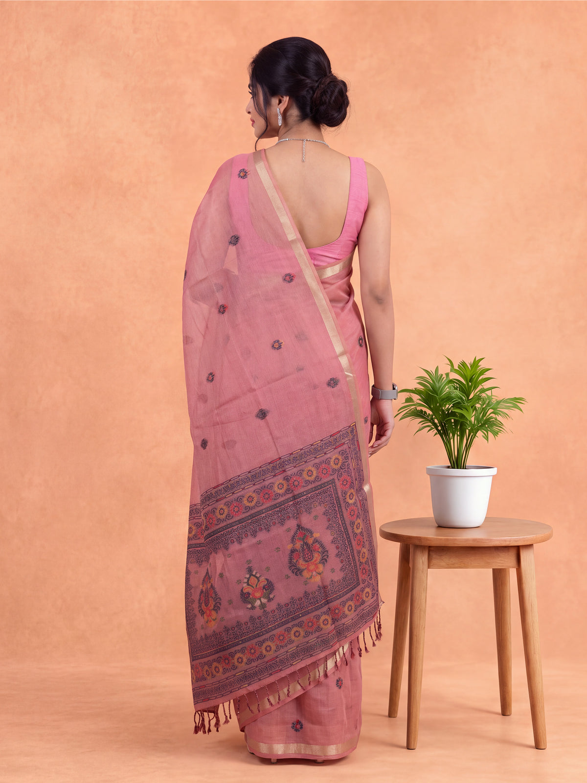 Women Spun Poly Pink Floral Printed Saree SP27