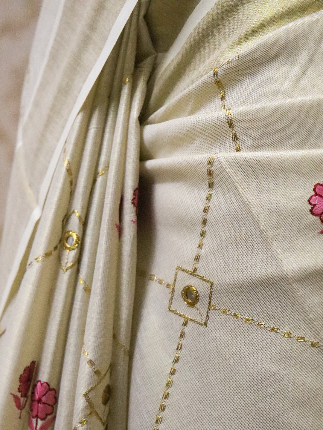 Women Kerala Tissue Gold with Flower Embroidery Saree KS213