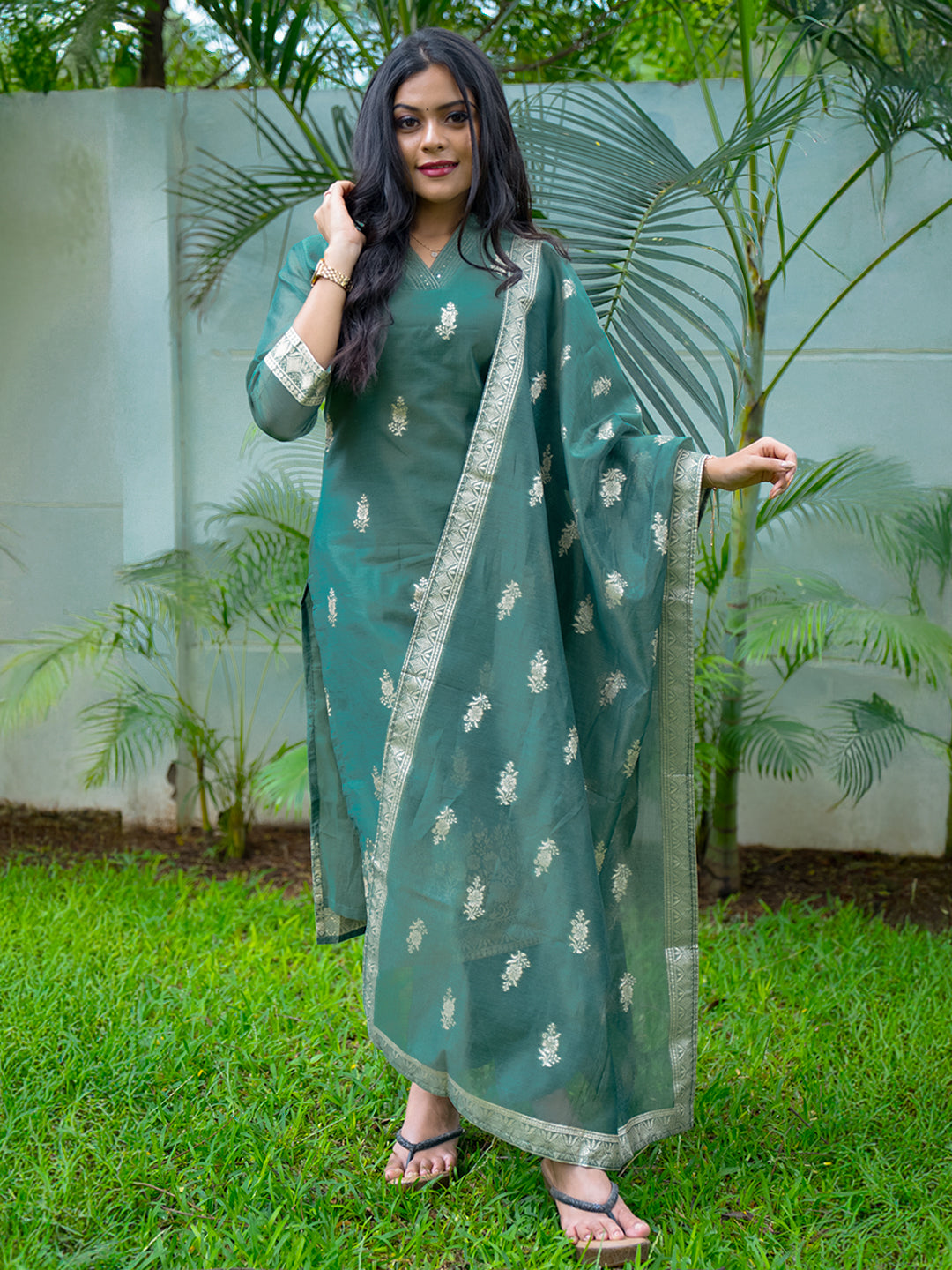 Women Green Cotton Embroidered Kurti Set EKS118