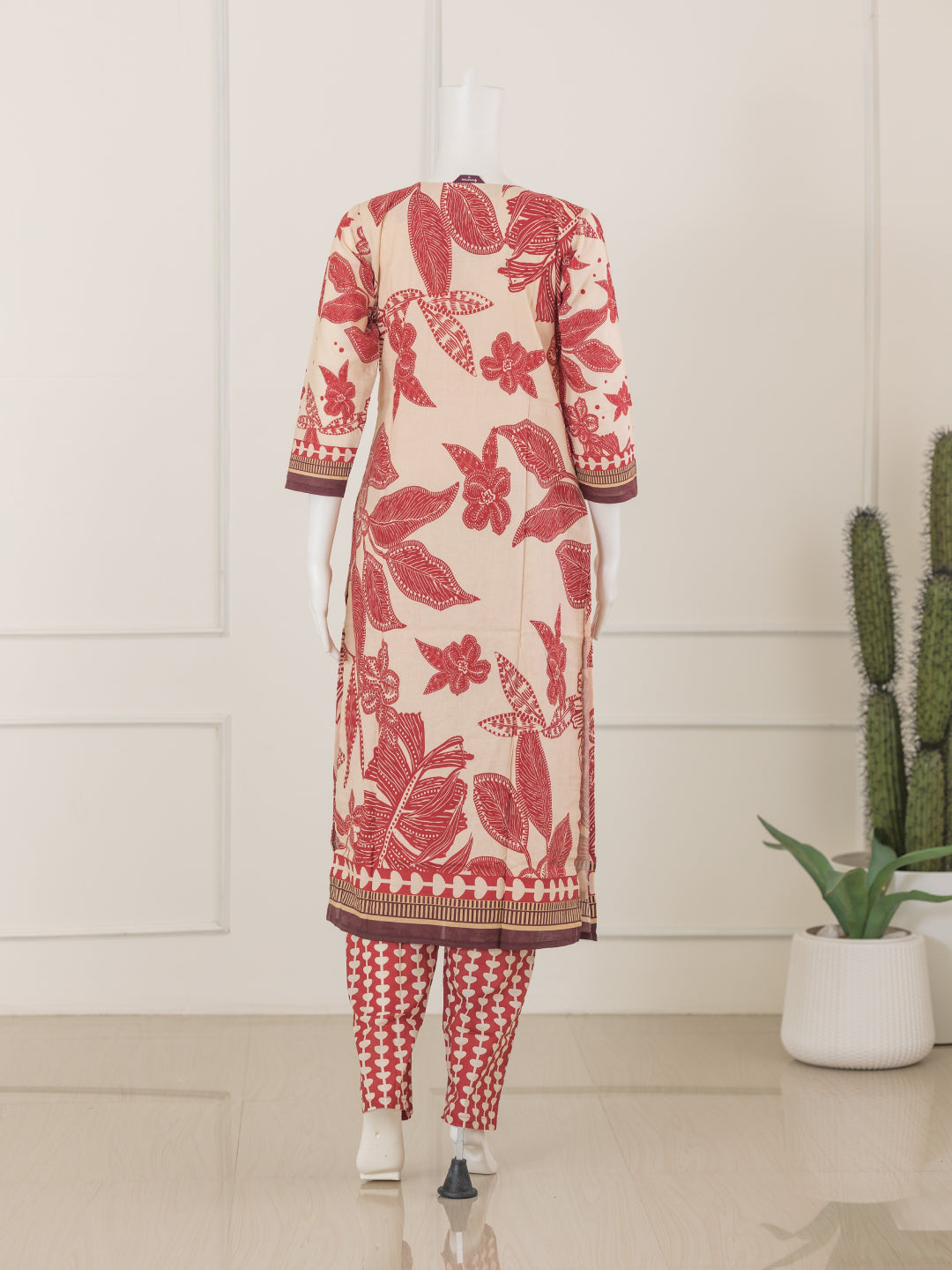 Women Sandal with Red Cotton Printed Kurti Set EKS51