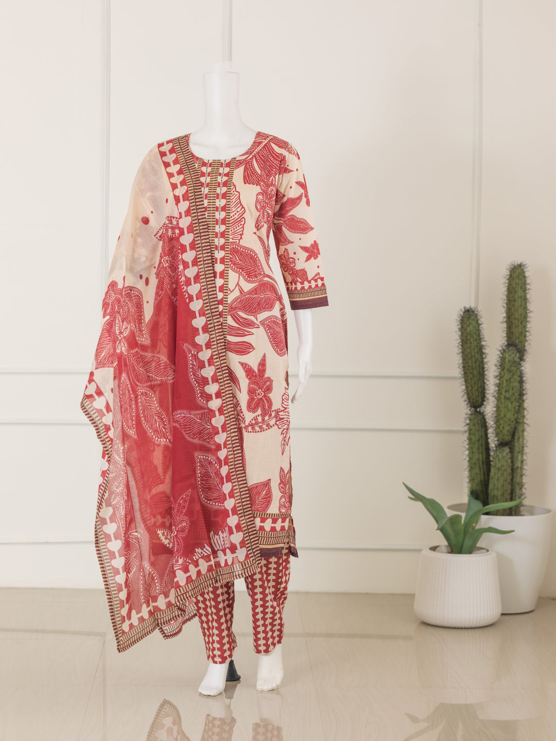 Women Sandal with Red Cotton Printed Kurti Set EKS51