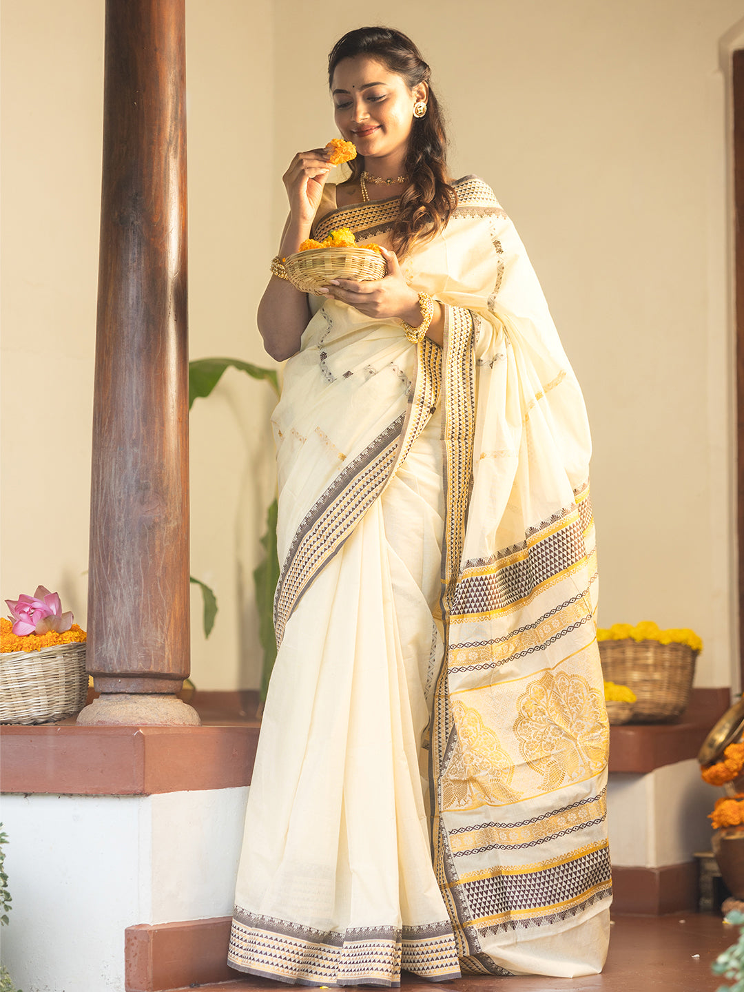 Women Kerala Cotton Stripes Cream Saree KS189