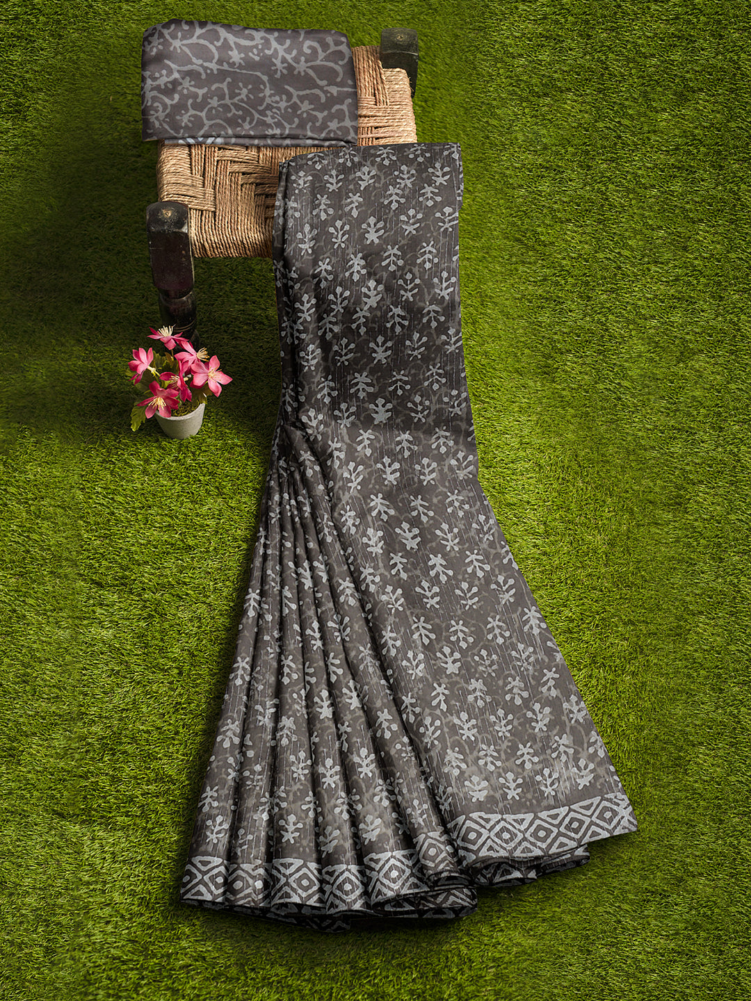Women Olive Green Pure Cotton Saree PCS194