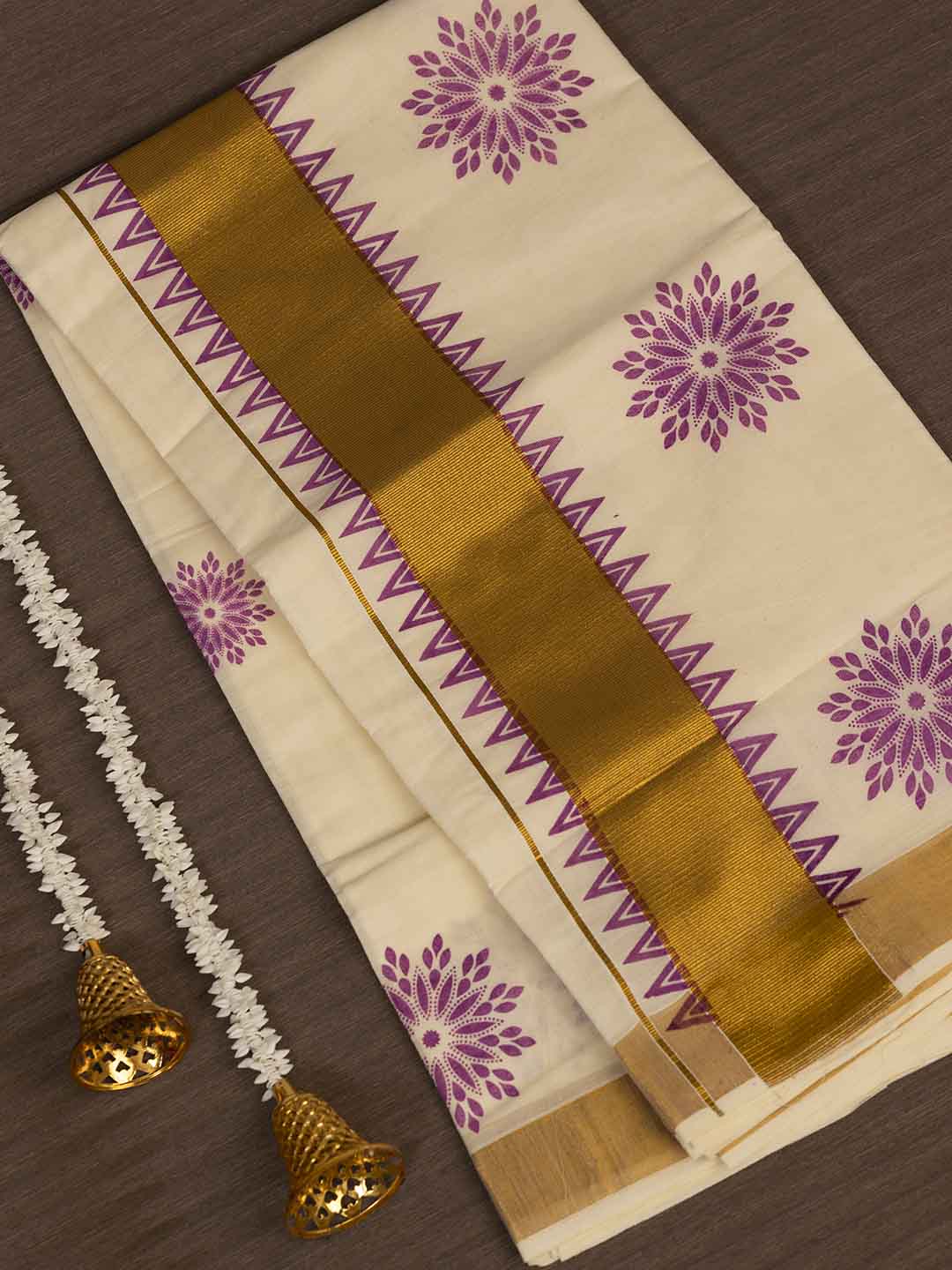 Women Traditional Kerala Cream Saree KS190