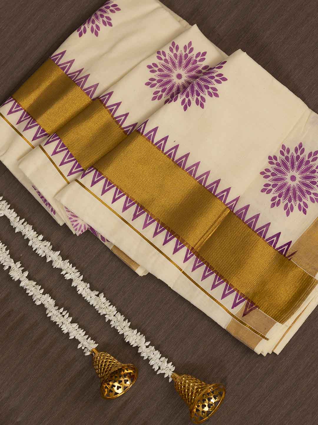 Women Traditional Kerala Cream Saree KS190