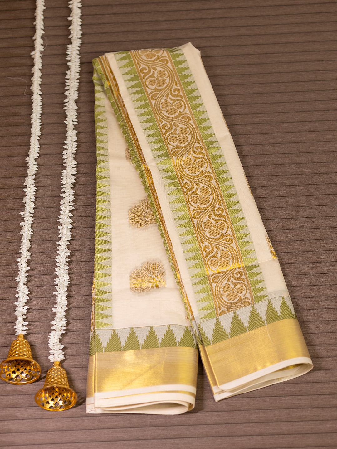 Women Kerala Traditional Cream Saree with Green Border KS199