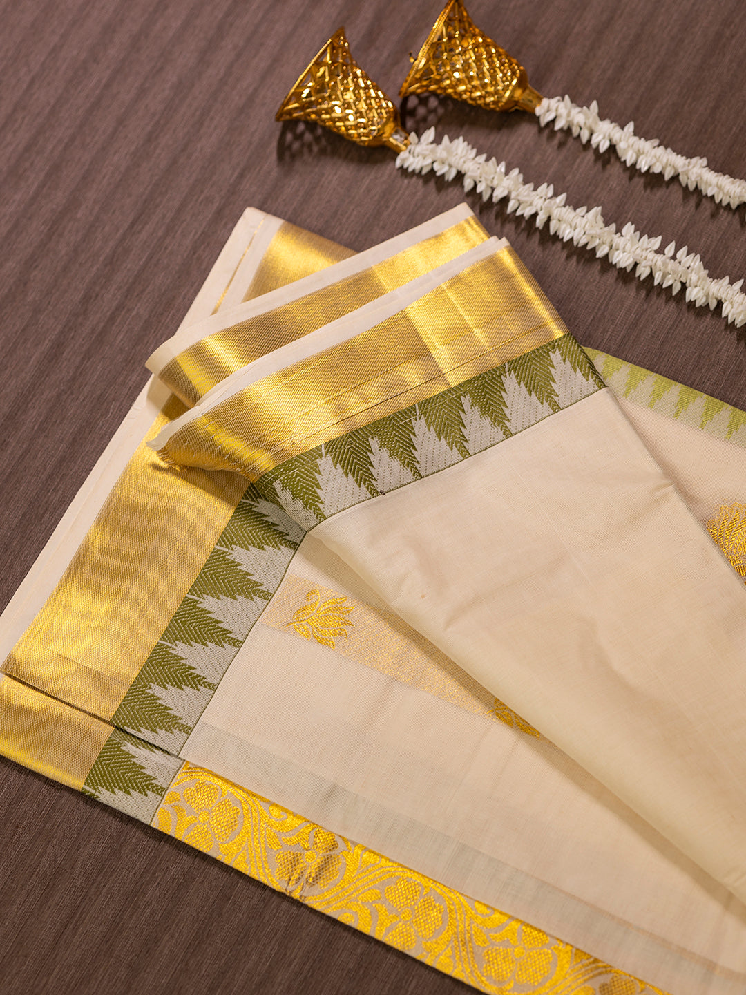 Women Kerala Traditional Cream Saree with Green Border KS199