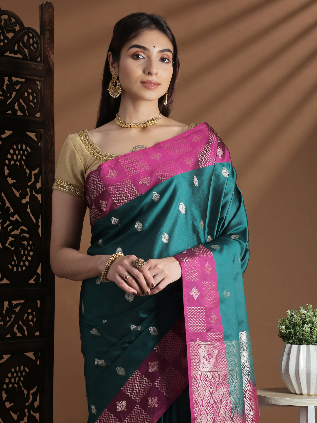 Women Soft Silk Saree Green with Pink SS410