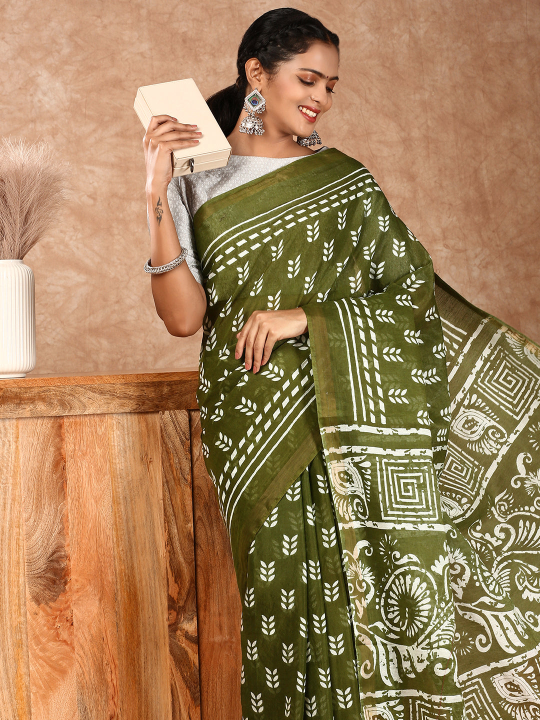 Women Semi Tussar Printed Saree Green ST149