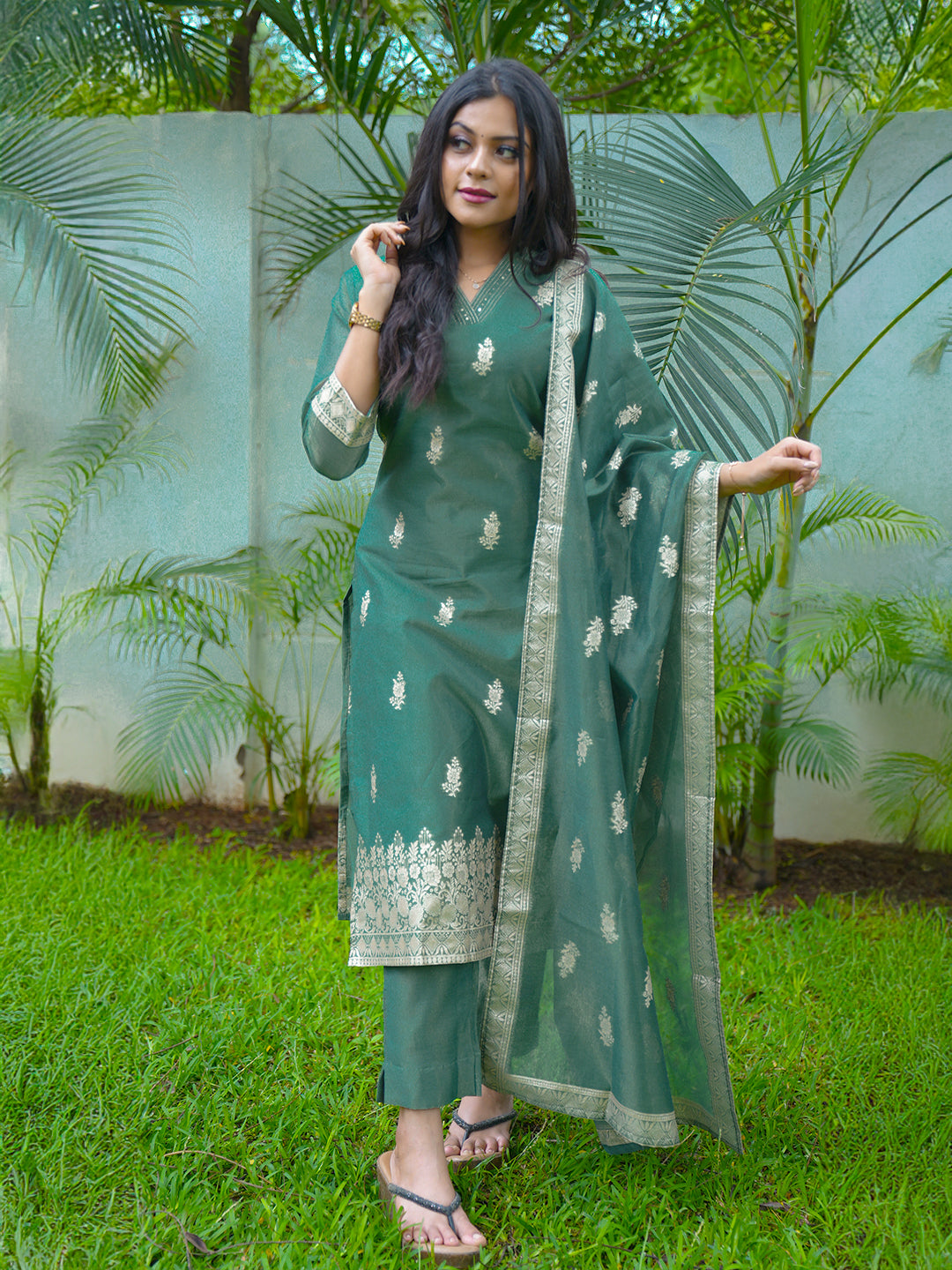 Women Green Cotton Embroidered Kurti Set EKS118