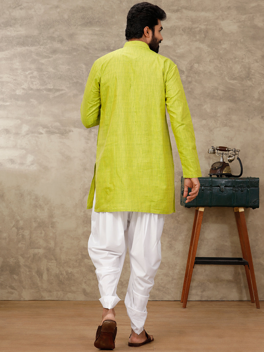 Men Cotton Full Sleeves Parrot Green Medium Length Pocket Kurta FS2