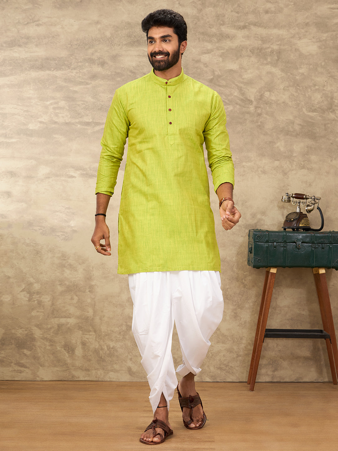 Men Cotton Full Sleeves Parrot Green Medium Length Pocket Kurta FS2