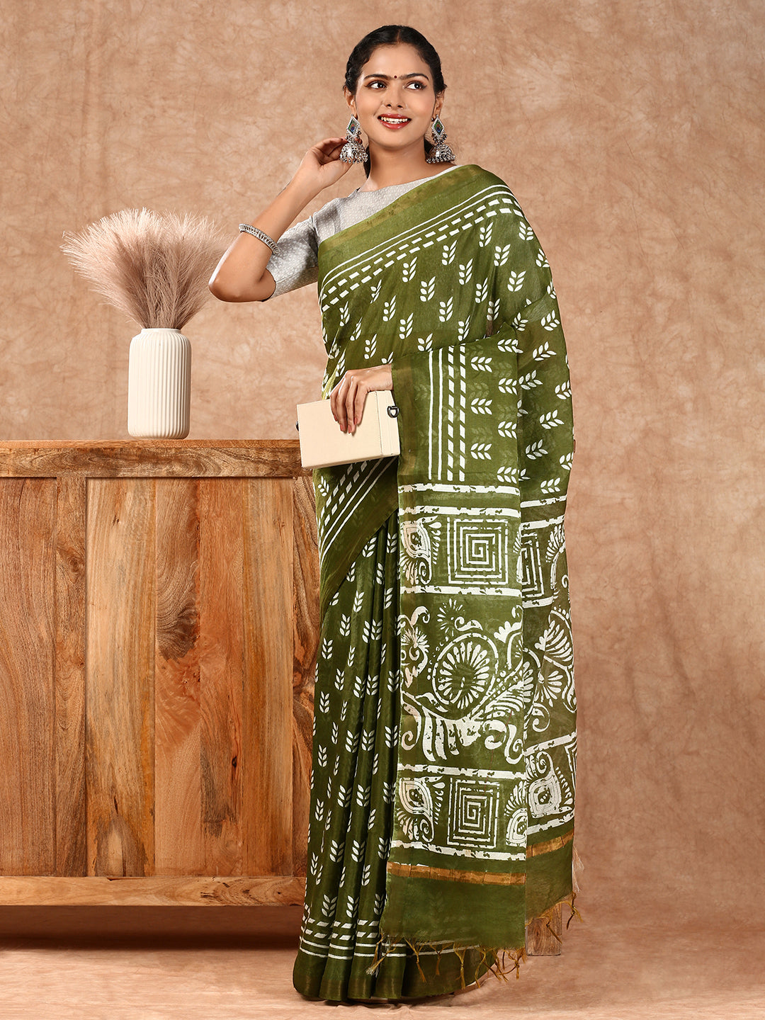 Women Semi Tussar Printed Saree Green ST149