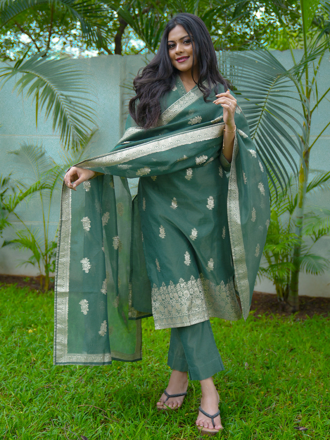 Women Green Cotton Embroidered Kurti Set EKS118
