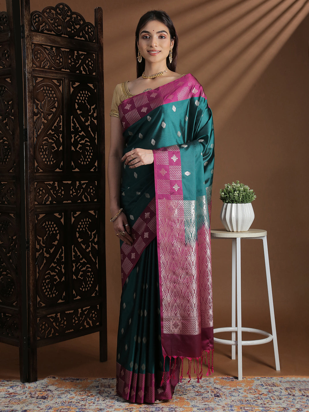 Women Soft Silk Saree Green with Pink SS410