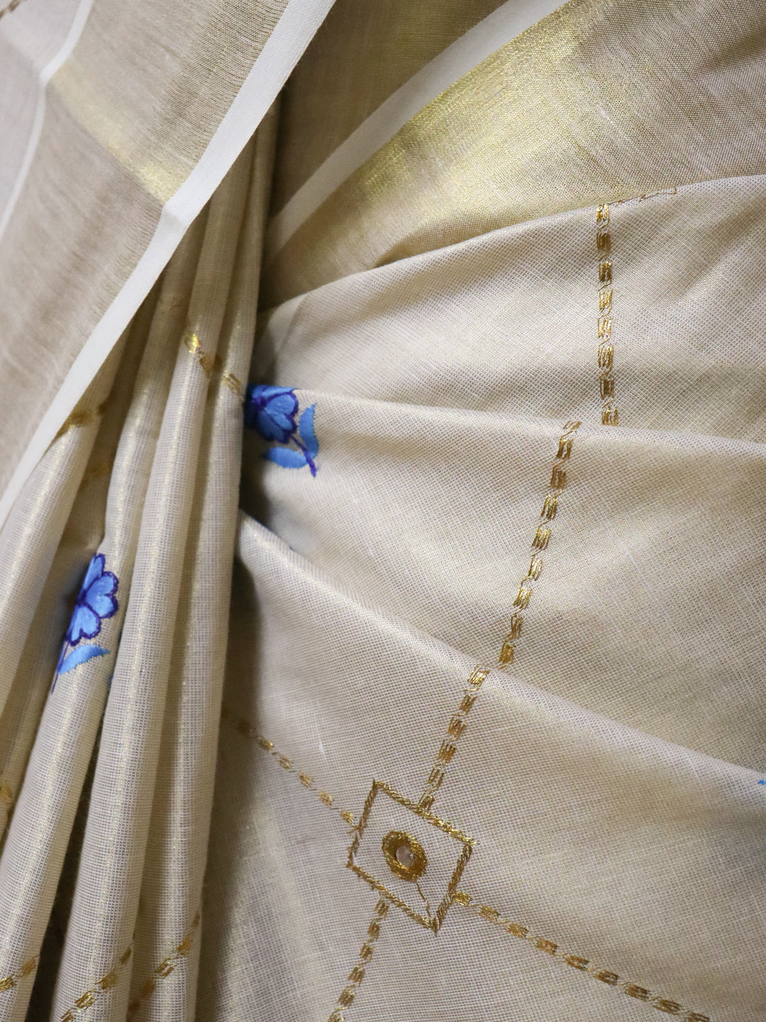 Women Kerala Tissue Gold with Flower Embroidery Saree KS211