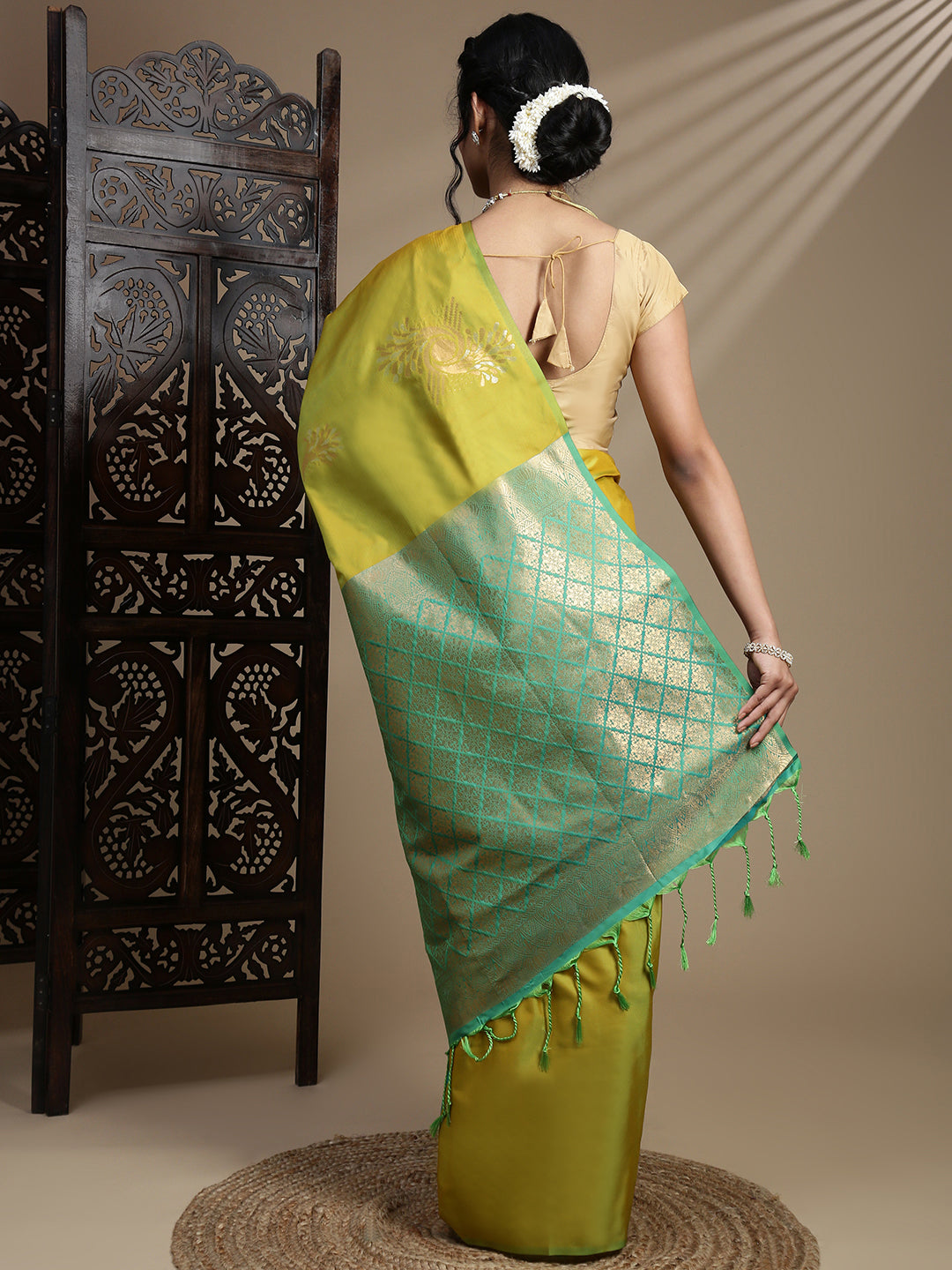 Women Yellowish Green Semi Soft Silk Saree SS383
