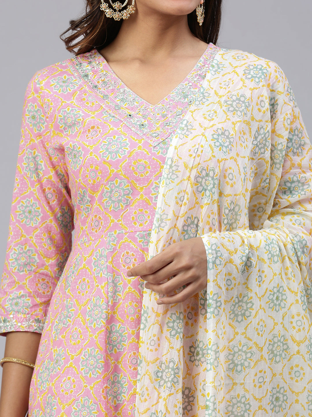 Women Embroidered & Printed Kurti Sets Pink EKS23