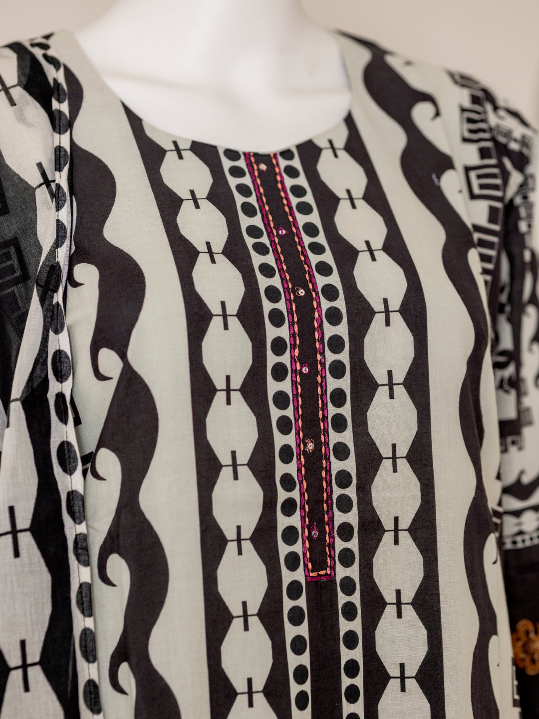 Women Black&OffWhite Cotton Printed Kurti Set EKS53