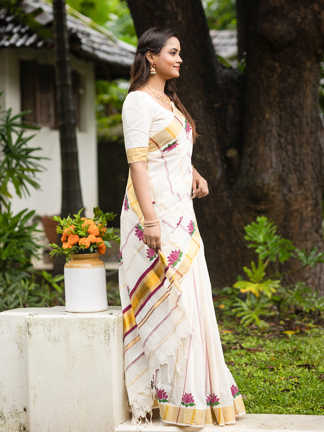 Women Traditional Kerala Saree with Lotus Design KS188